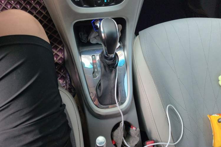 Used Buick GT 2013 XT 1.6L Automatic Fashion Edition Gear Lever