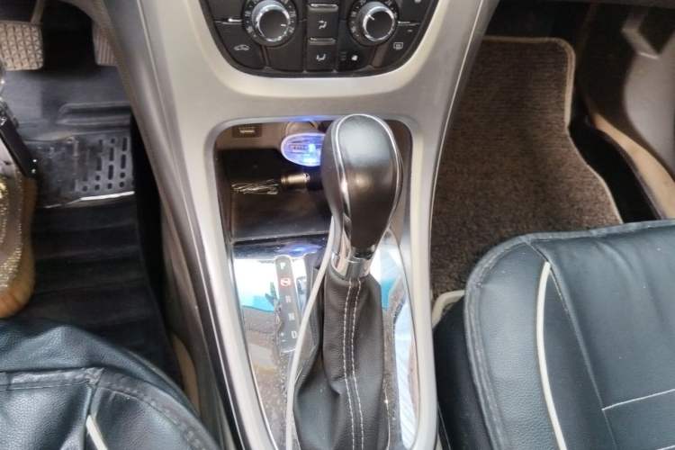 Used Buick GT 2013 GT 1.6L Automatic Fashion Edition Gear Lever