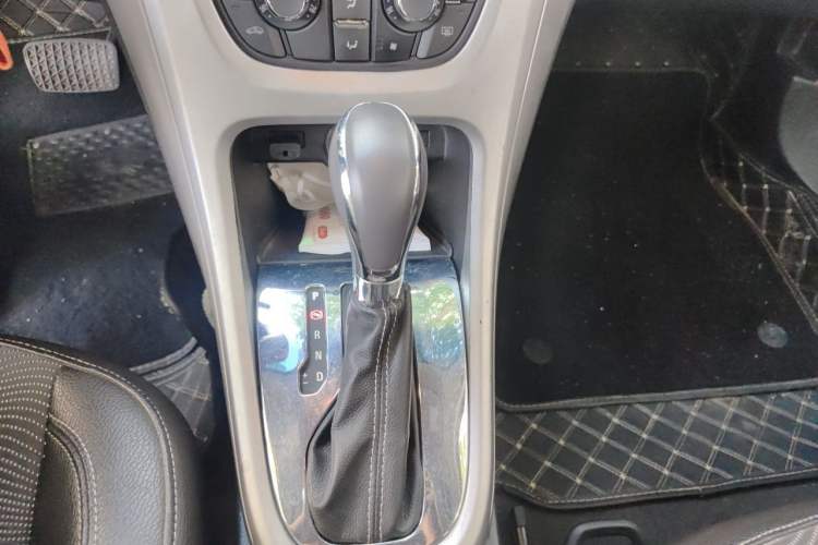 Used Buick GT 2013 XT 1.6L Automatic Fashion Edition Gear Lever