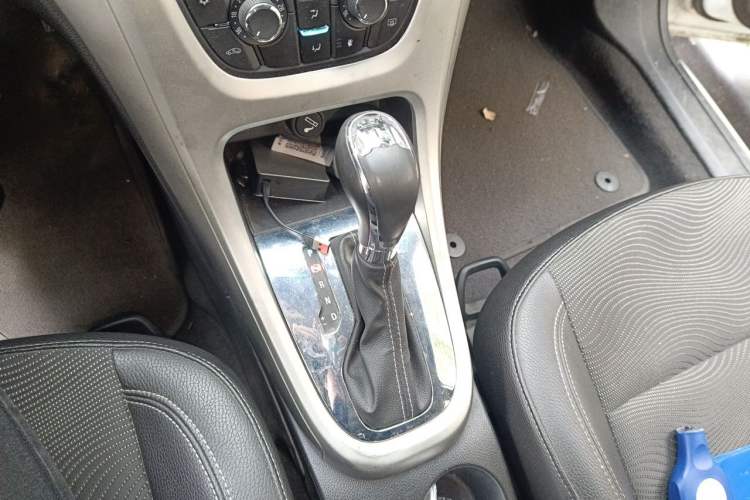 Used Buick GT 2013 XT 1.6L Automatic Fashion Edition Gear Lever
