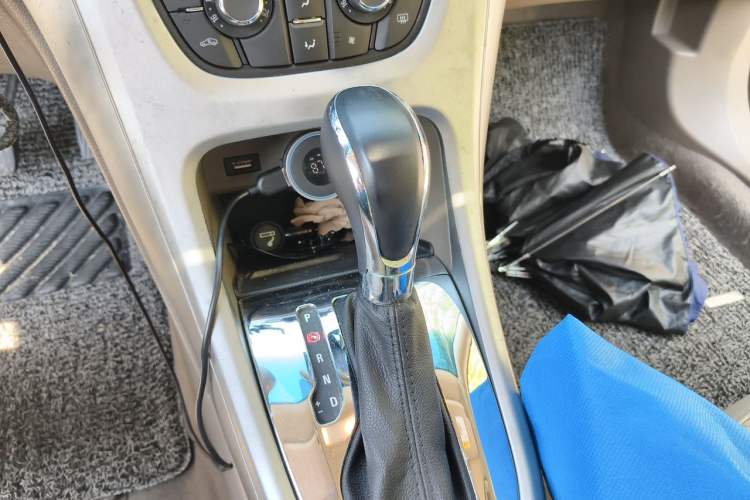 Used Buick GT 2013 GT 1.6L Automatic Fashion Edition Gear Lever