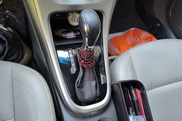 Used Buick GT 2013 XT 1.6L Automatic Fashion Edition Gear Lever