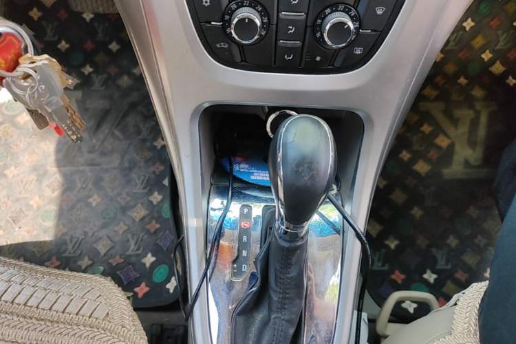 Used Buick GT 2013 GT 1.6L Automatic Fashion Edition Gear Lever
