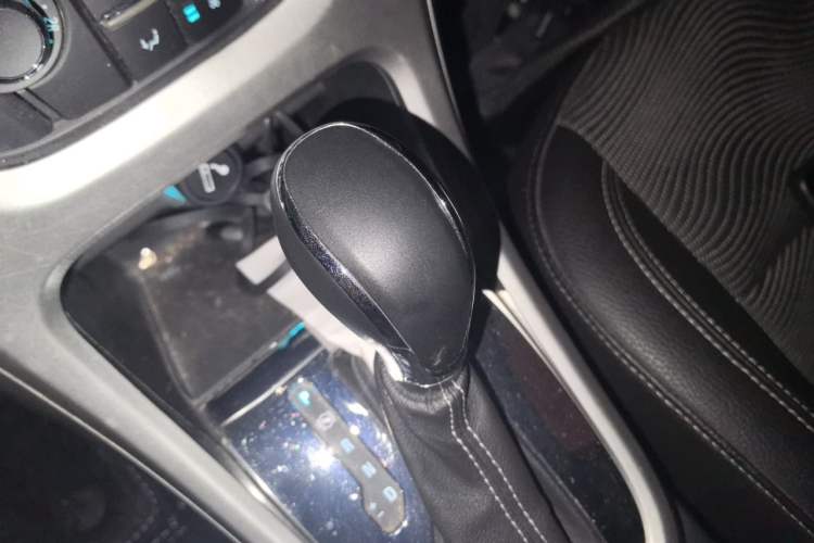 Used Buick GT 2013 XT 1.6L Automatic Fashion Edition Gear Lever