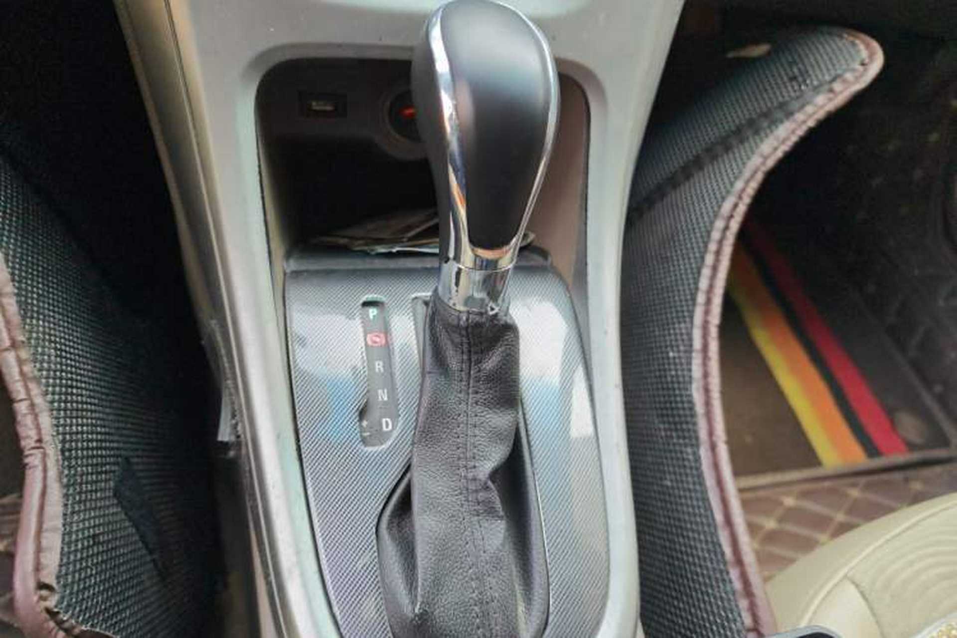 Used Buick GT 2013 GT 1.6L Automatic Fashion Edition Gear Lever