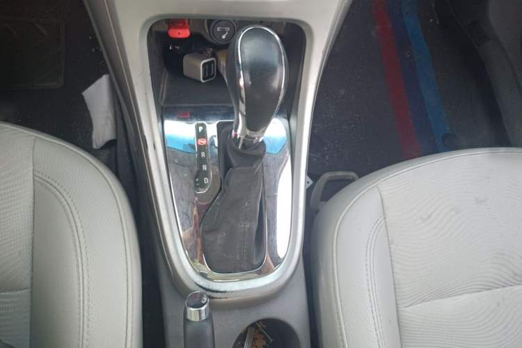 Used Buick GT 2013 XT 1.6L Automatic Fashion Edition Gear Lever
