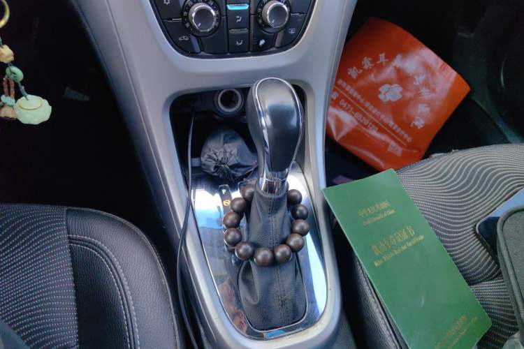 Used Buick GT 2013 XT 1.6L Automatic Fashion Edition Gear Lever