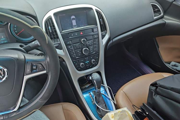 Used Buick GT 2013 GT 1.8L Automatic Fashion Edition Gear Lever