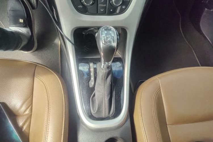 Used Buick GT 2013 GT 1.8L Automatic Fashion Edition Gear Lever