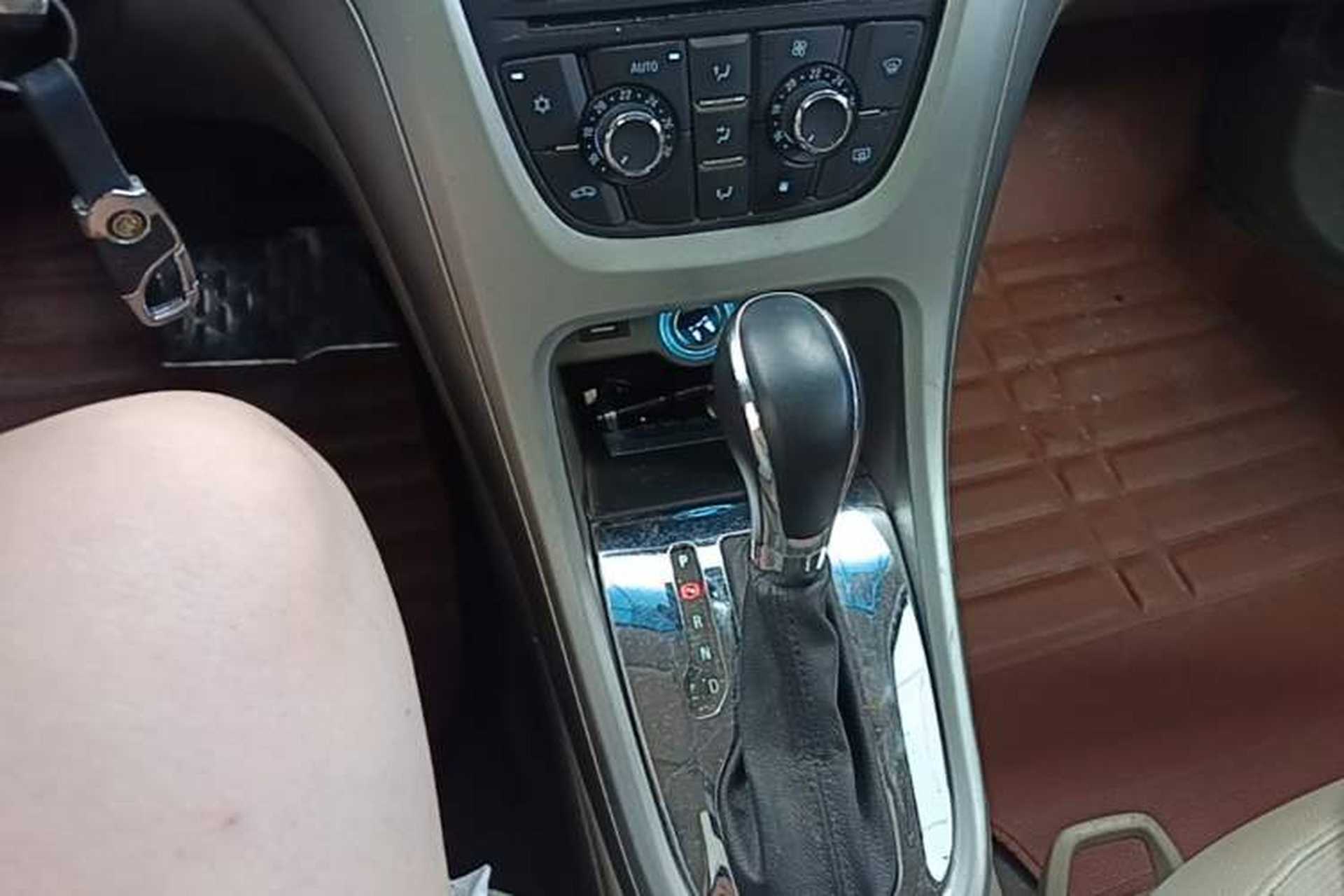 Used Buick GT 2013 GT 1.6L Automatic Fashion Edition Gear Lever
