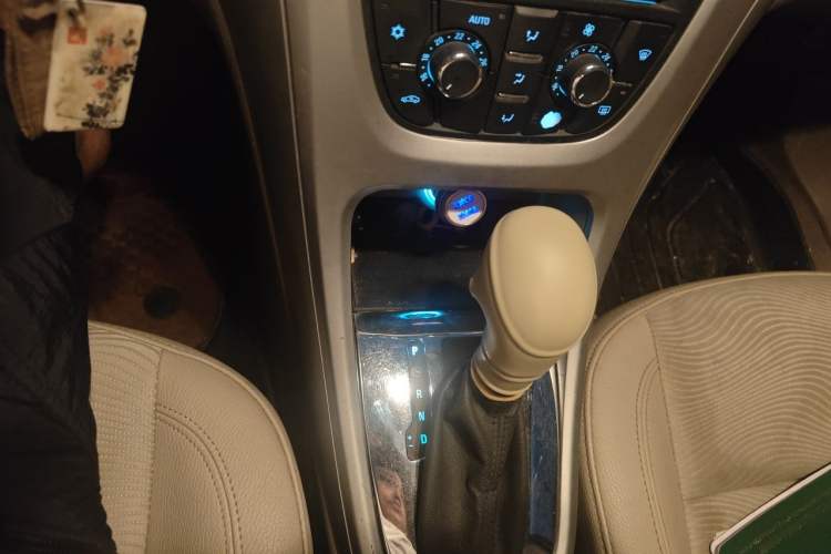 Used Buick GT 2013 GT 1.6L Automatic Fashion Edition Gear Lever