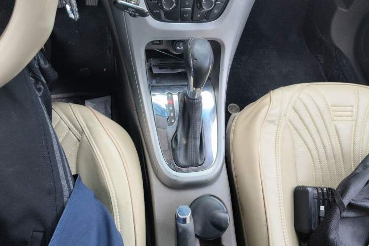 Used Buick GT 2013 GT 1.6L Automatic Fashion Edition Gear Lever