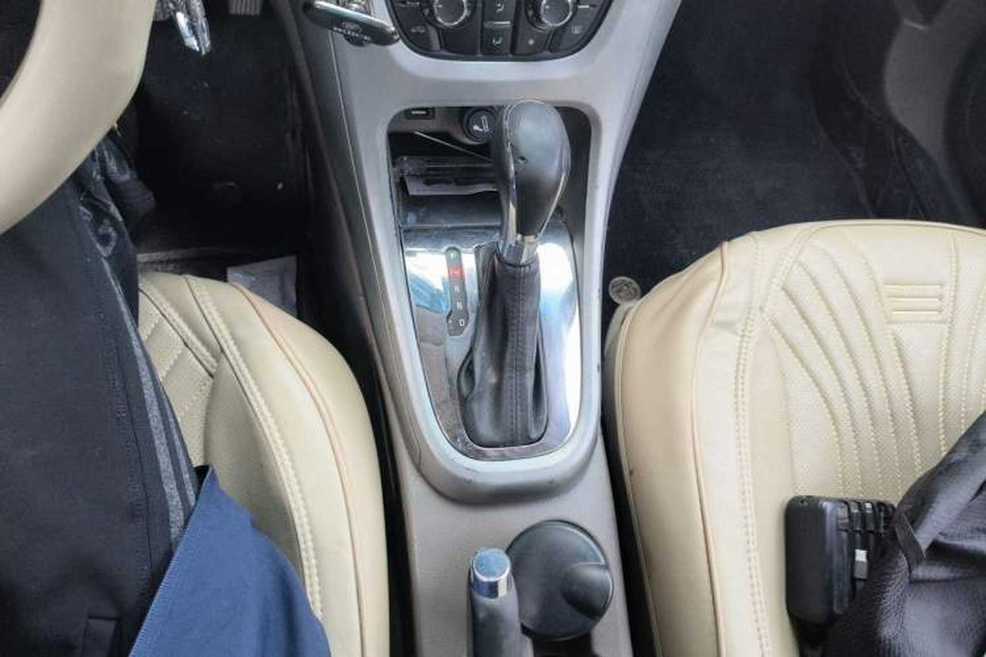 Used Buick GT 2013 GT 1.6L Automatic Fashion Edition Gear Lever