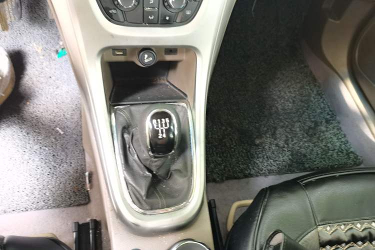 Used Buick GT 2013 GT 1.6L Manual Entry-Level Model Gear Lever