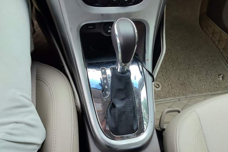 Used Buick GT 2013 GT 1.6L Automatic Fashion Edition Gear Lever