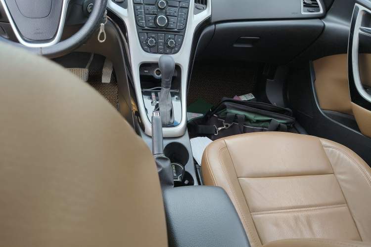 Used Buick GT 2013 GT 1.8L Automatic Fashion Edition Gear Lever
