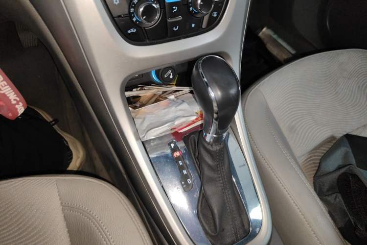 Used Buick GT 2013 XT 1.6L Automatic Fashion Edition Gear Lever