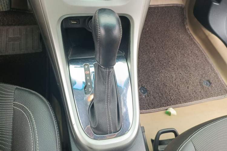 Used Buick GT 2013 XT 1.6L Automatic Fashion Edition Gear Lever