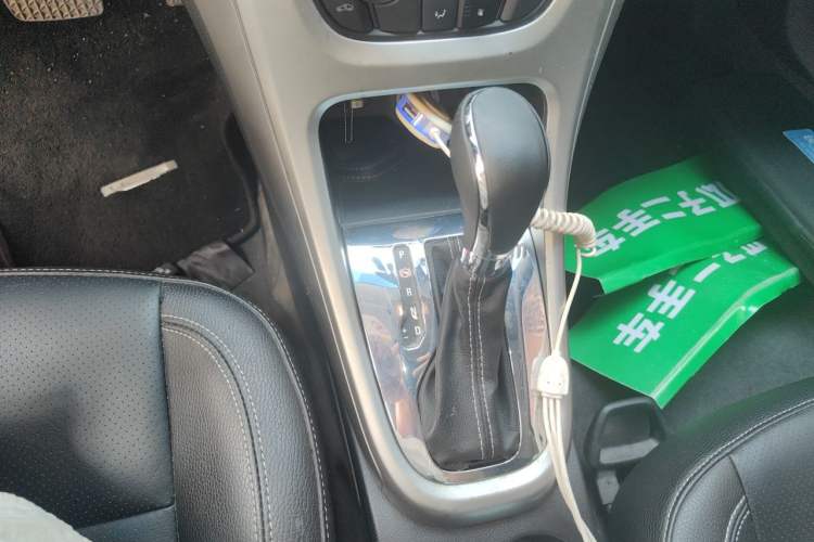 Used Buick GT 2013 XT 1.6L Automatic Fashion Edition Gear Lever