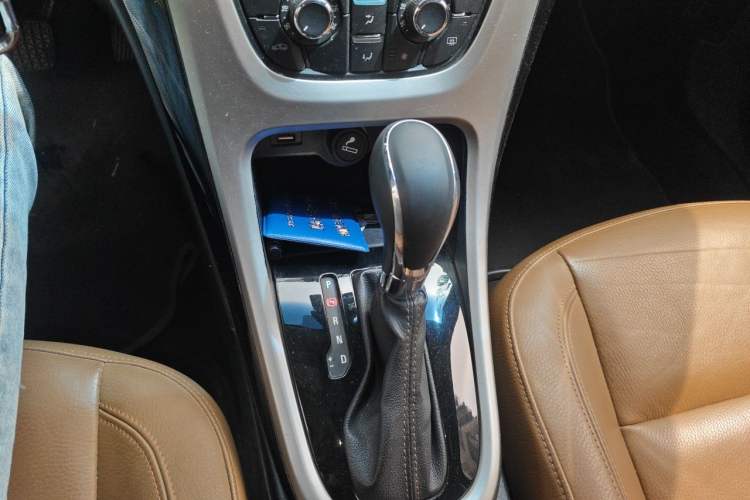 Used Buick GT 2013 GT 1.8L Automatic Fashion Edition Gear Lever