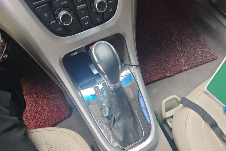 Used Buick GT 2013 GT 1.6L Automatic Fashion Edition Gear Lever