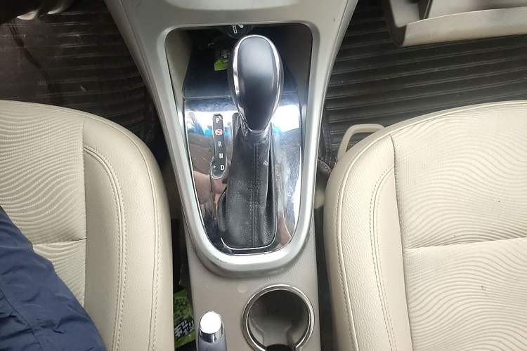 Used Buick GT 2013 GT 1.6L Automatic Fashion Edition Gear Lever