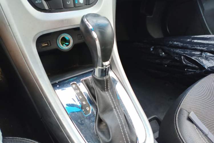 Used Buick GT 2013 XT 1.6L Automatic Fashion Edition Gear Lever