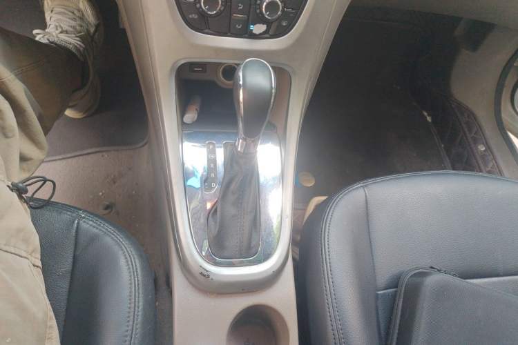 Used Buick GT 2013 GT 1.6L Automatic Fashion Edition Gear Lever