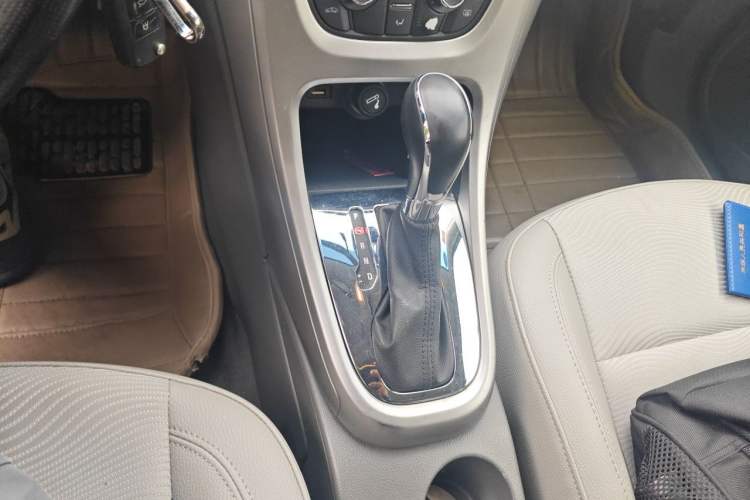 Used Buick GT 2013 XT 1.6L Automatic Fashion Edition Gear Lever