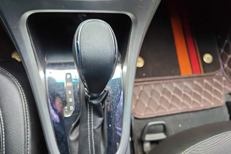 Used Buick GT 2013 XT 1.6L Automatic Fashion Edition Gear Lever