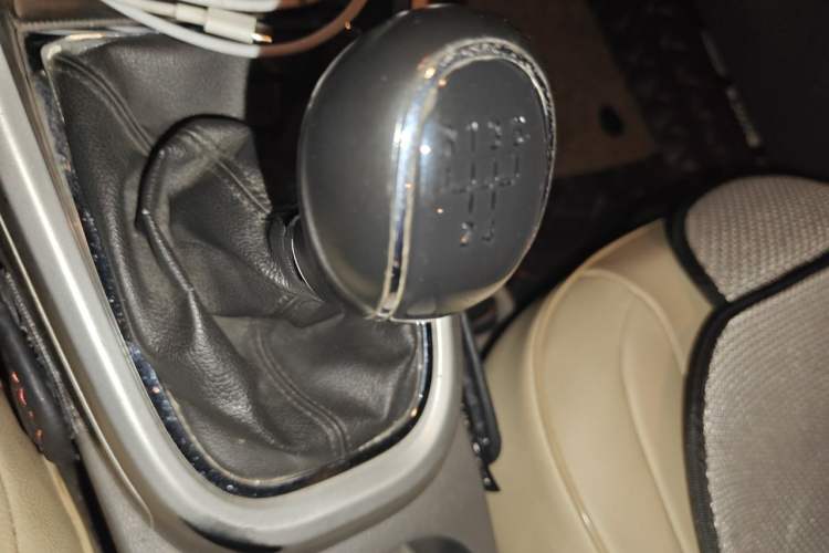 Used Buick GT 2013 XT 1.6L Manual Entry-Level Model Gear Lever