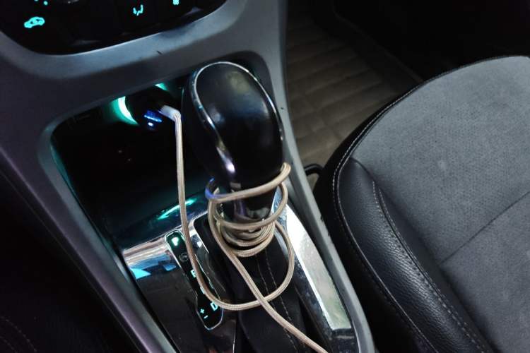 Used Buick GT 2013 XT 1.6L Automatic Fashion Edition Gear Lever