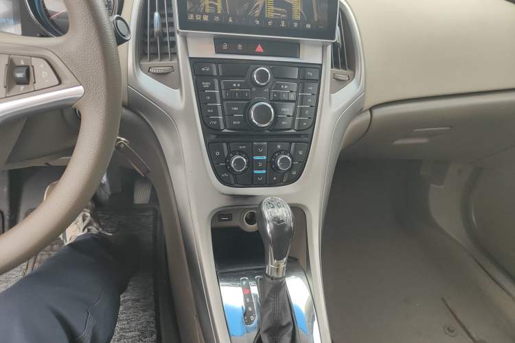 Used Buick GT 2013 GT 1.6L Automatic Fashion Edition Gear Lever