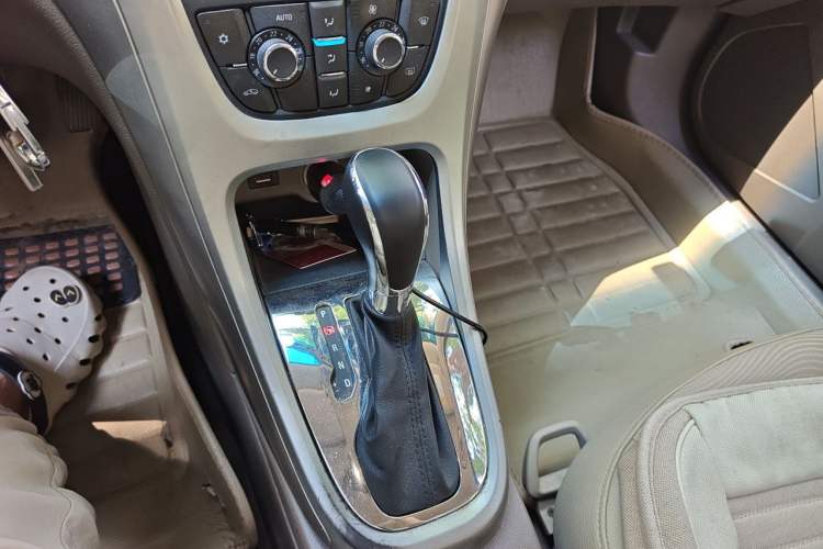Used Buick GT 2013 GT 1.6L Automatic Fashion Edition Gear Lever
