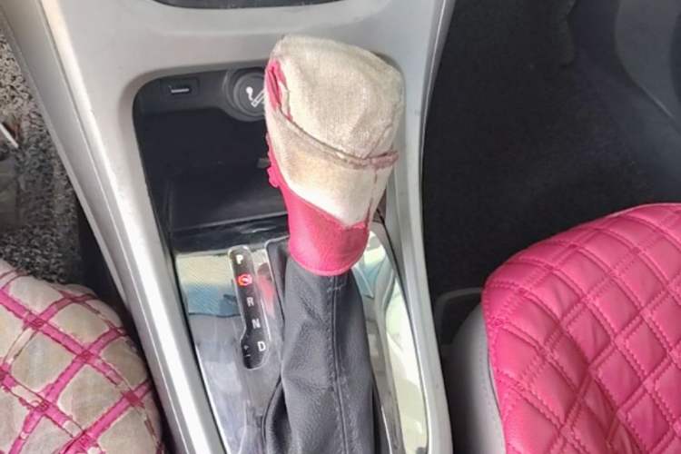 Used Buick GT 2013 XT 1.6L Automatic Fashion Edition Gear Lever