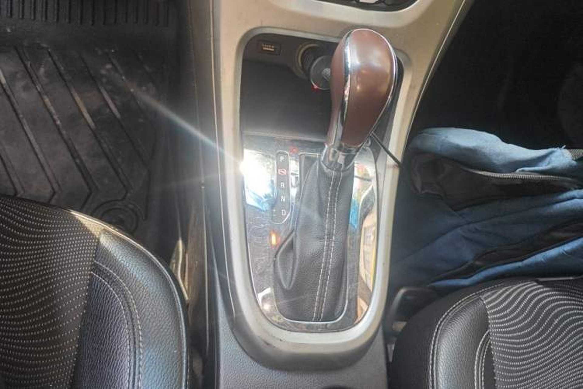 Used Buick GT 2013 XT 1.6L Automatic Fashion Edition Gear Lever