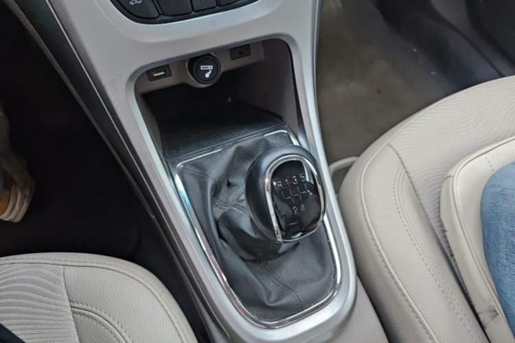 Used Buick GT 2013 GT 1.6L Manual Entry-Level Model Gear Lever