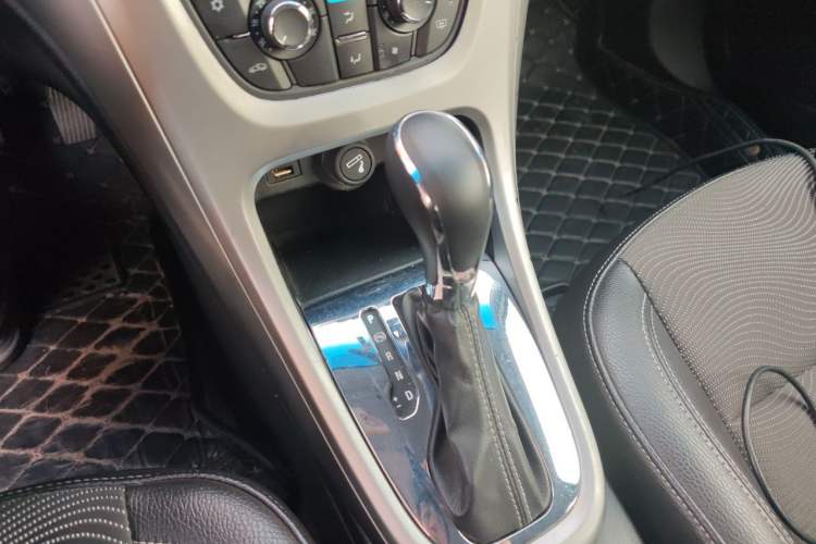 Used Buick GT 2013 XT 1.6L Automatic Fashion Edition Gear Lever