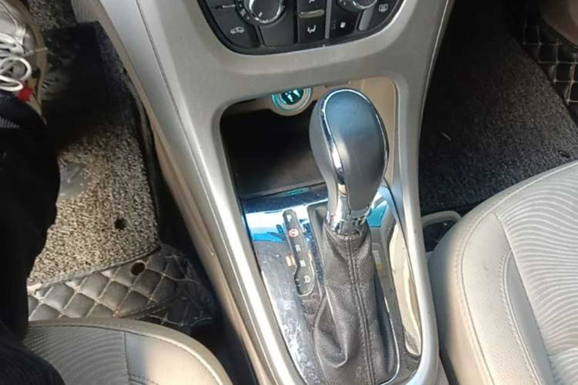 Used Buick GT 2013 GT 1.6L Automatic Fashion Edition Gear Lever