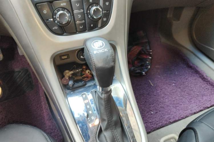 Used Buick GT 2013 GT 1.6L Automatic Fashion Edition Gear Lever