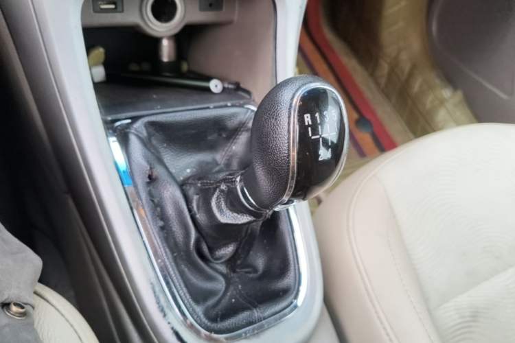 Used Buick GT 2013 GT 1.6L Manual Entry-Level Model Gear Lever