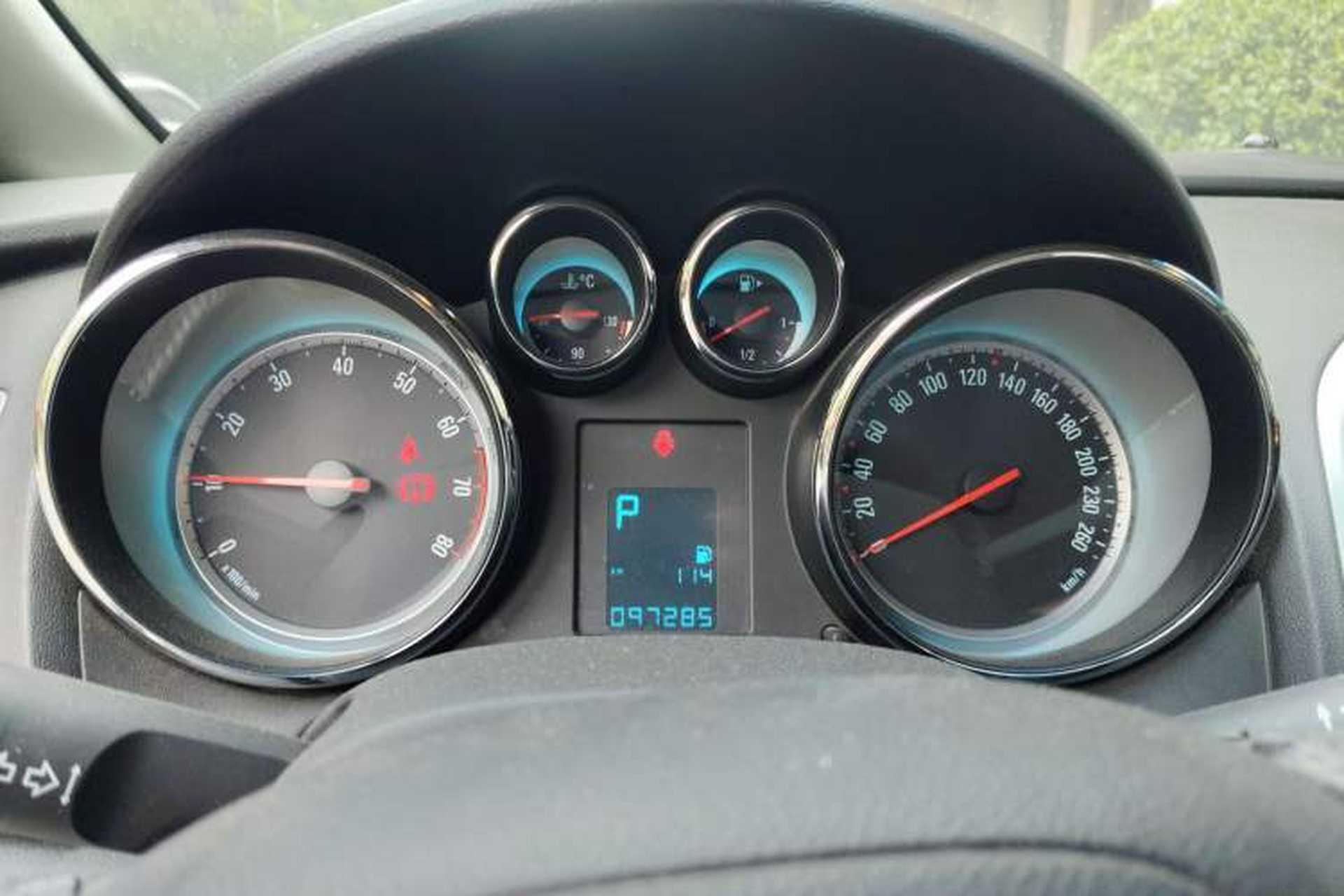 Used Buick GT 2013 XT 1.6L Automatic Fashion Edition Instrument Cluster