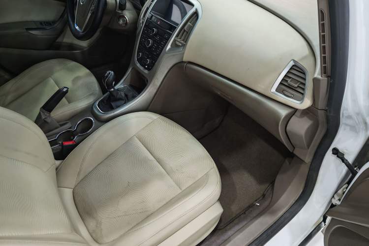 Used Buick GT 2013 GT 1.6L Manual Entry-Level Model Interior 2