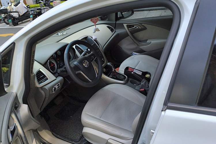 Used Buick GT 2013 XT 1.6L Automatic Fashion Edition Left Front Seat