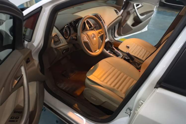 Used Buick GT 2013 GT 1.6L Automatic Fashion Edition Left Front Seat