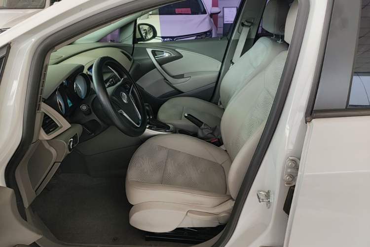 Used Buick GT 2013 XT 1.6L Automatic Fashion Edition Left Front Seat