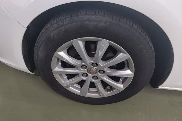 Used Buick GT 2013 GT 1.6L Manual Comfort Edition Left Front Wheel Hub