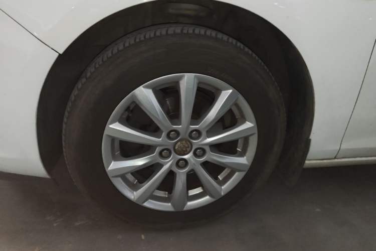 Used Buick GT 2013 GT 1.6L Automatic Fashion Edition Left Front Wheel Hub