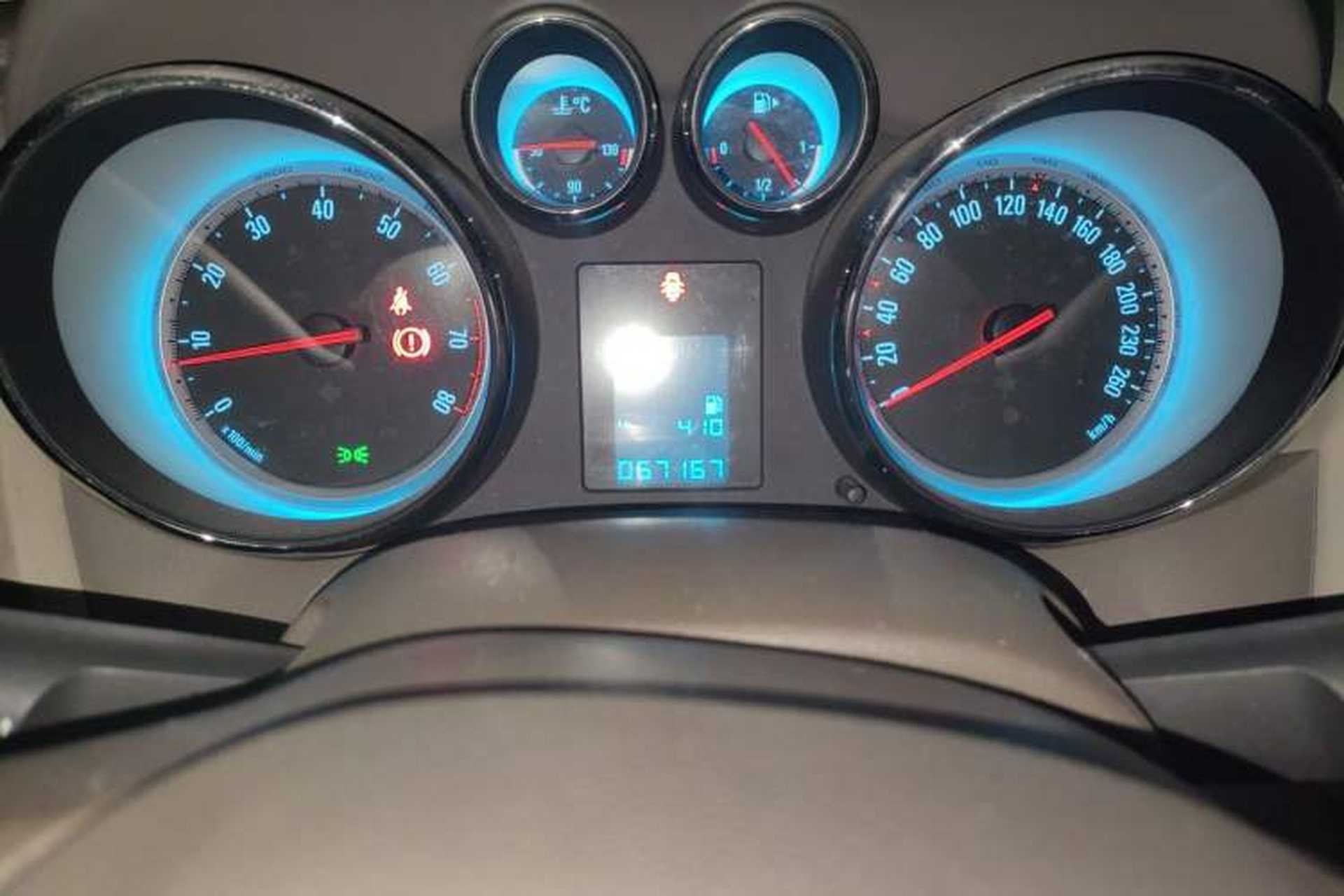 Used Buick GT 2013 GT 1.6L Automatic Fashion Edition Odometer Close Up