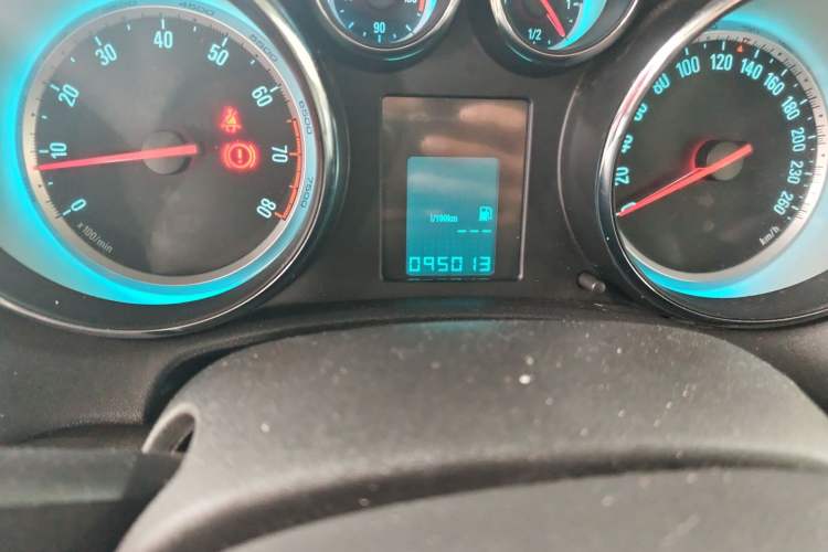 Used Buick GT 2013 XT 1.6L Manual Entry-Level Model Odometer Close Up